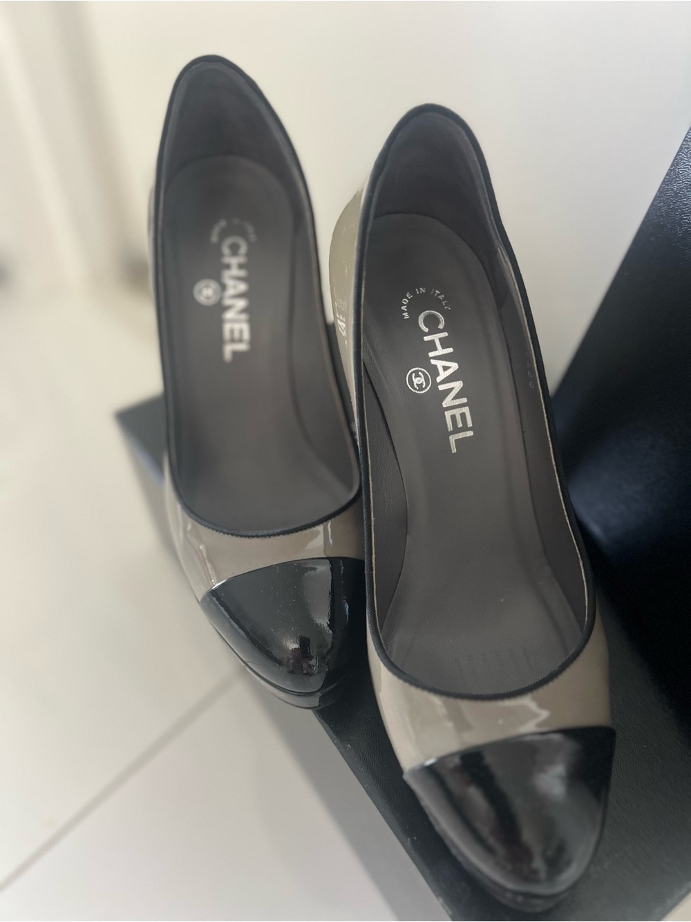 CHANEL Two-Tone Patent Leather Pumps in Gray and Black‎ - Picture 2 of 8